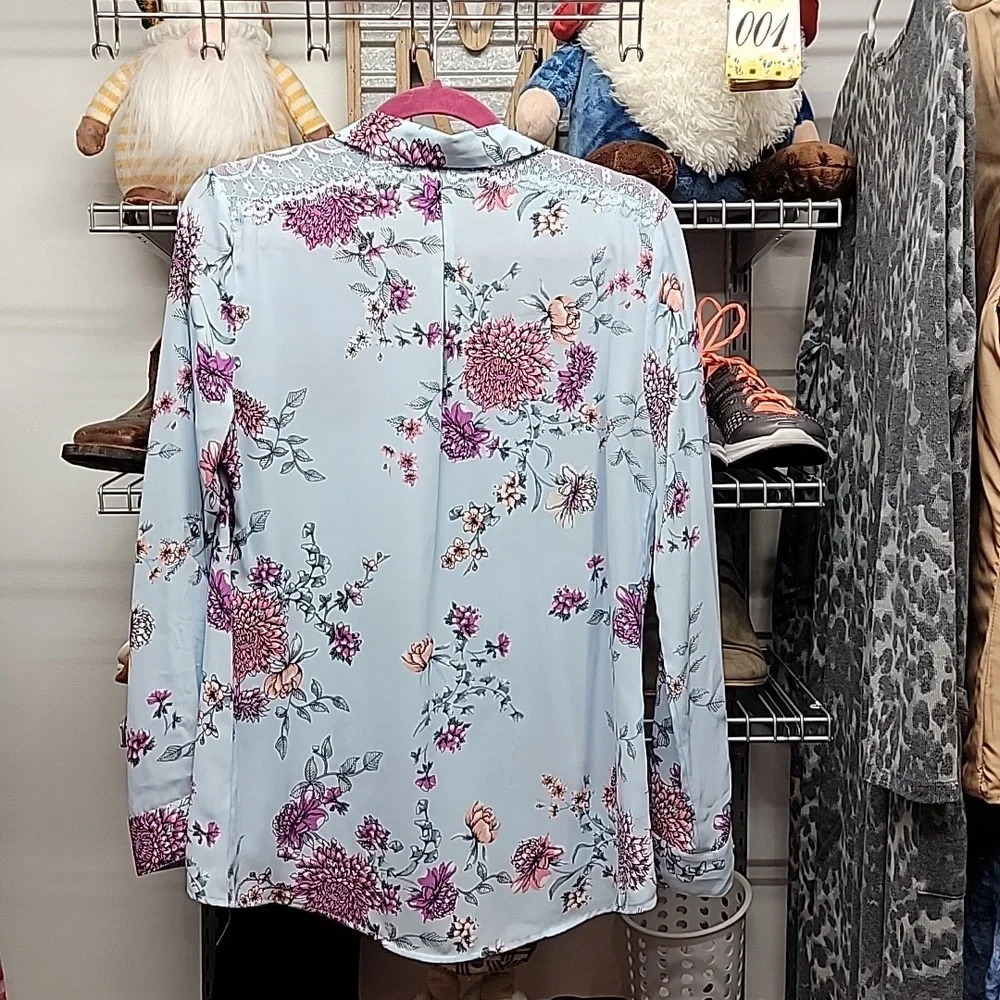 Candie's Floral V neck Blouse Size Medium - Picture 7 of 8